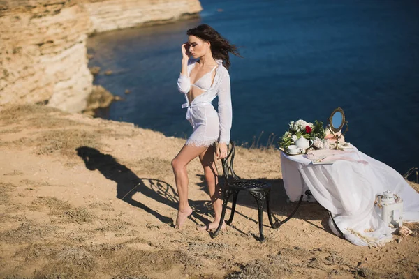 Meisje in lingerie op een berg met uitzicht op de oceaan. Aanklachten van de bruid, bruidsmorgen — Stockfoto