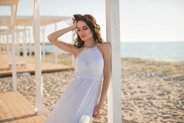 Hermosa chica en la playa en un vestido blanco —  Fotos de Stock