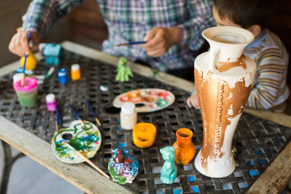 Portrait of a father and son who will decorate a vase — Stock Photo, Image