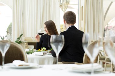 Restoranda şarap içen güzel bir kadın..