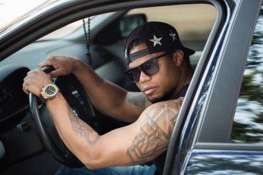 Genç Afrikalı erkek sürücü araba kullanıyor..