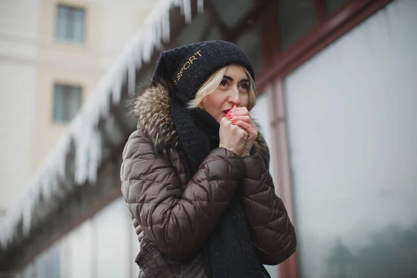 Retrato de hermosa mujer sonriente feliz posando al aire libre en invierno — Foto de Stock