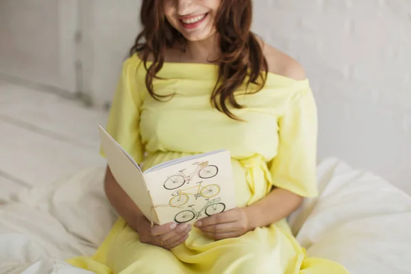 Hermosa mujer embarazada en un vestido amarillo en el estudio — Foto de Stock