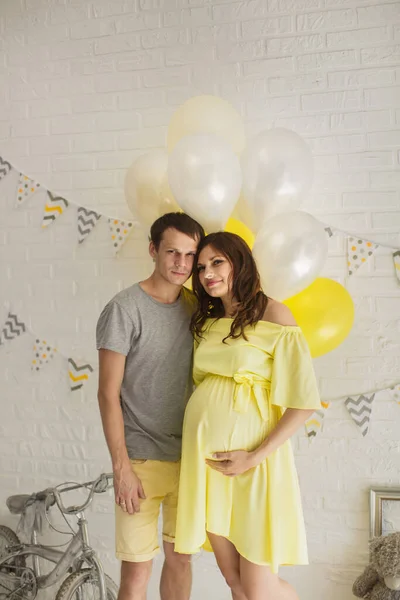 Jong aantrekkelijk paar: zwanger moeder en gelukkig vader. — Stockfoto