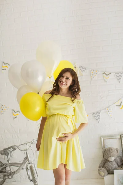 스튜디오에 노란 드레스를 입은 아름다운 임산부 — 스톡 사진