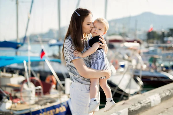 Gelukkig moeder en zoon op zee jacht achtergrond. — Stockfoto