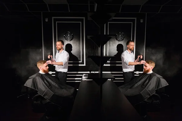 Spruzzare i capelli. Ritratto di un barbiere che spruzza acqua sui capelli del cliente . — Foto Stock