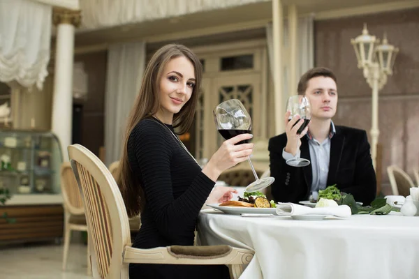 Красивая женщина и мужчина в ресторане, держа бокал вина . — стоковое фото