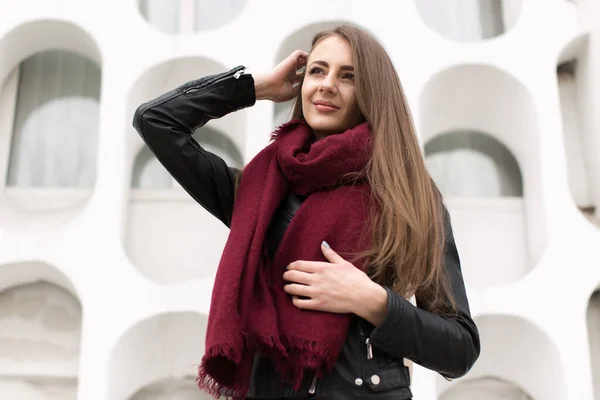 Mode junge Frau in einem schwarzen Felsen auf einer weißen Wand Hintergrund. — Stockfoto