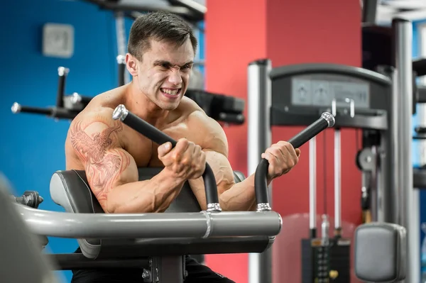 Ejercicio para bíceps. Joven culturista haciendo ejercicio de peso pesado para bíceps . — Foto de Stock