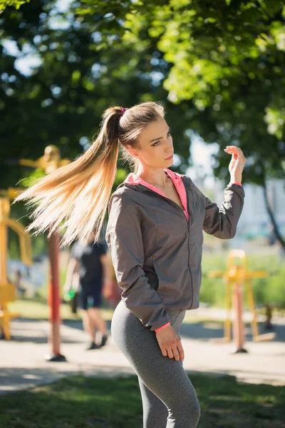 Deportes al aire libre. Hermosa chica en la calle. — Foto de Stock