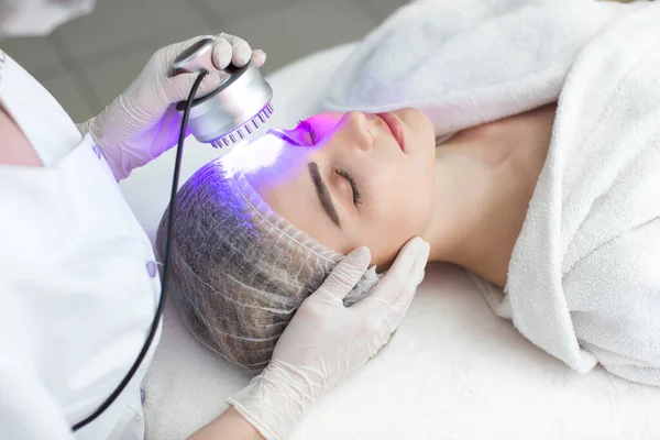 Masażer ultradźwiękowy. Lekka pielęgnacja skóry, kobieta w salonie piękności. — Zdjęcie stockowe