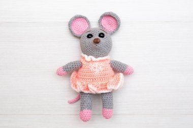Örgü bir fare. Yeni yılın sembolü olarak yumuşak bir oyuncak.