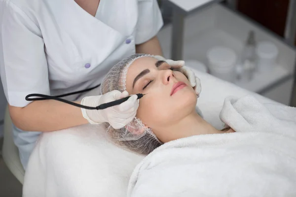 Kawitacja ultradźwiękowa, oczyszczanie twarzy w gabinecie kosmetologii. — Zdjęcie stockowe