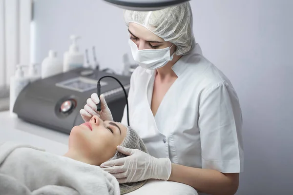 Cavitazione ultrasonica, pulizia del viso nell'ufficio cosmetologico. — Foto Stock