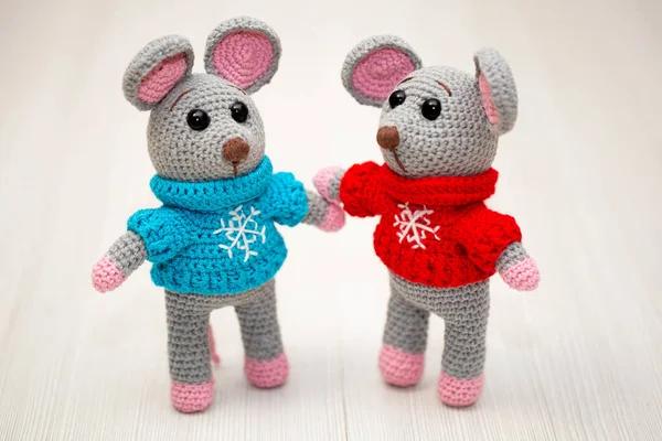 Un topo lavorato a maglia. Un peluche come simbolo del nuovo anno — Foto Stock