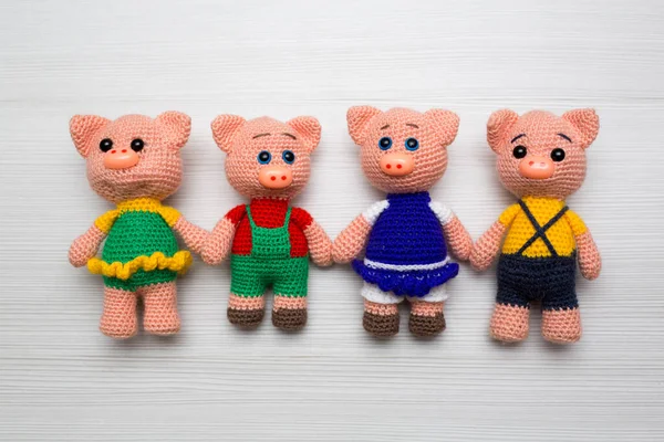 Bir çocuk için domuz yavrusu oyuncakları ördüm. Yeni yılın sembolü. — Stok fotoğraf
