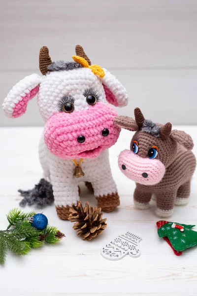 Un toro lavorato a maglia. Un peluche come simbolo del nuovo anno — Foto Stock