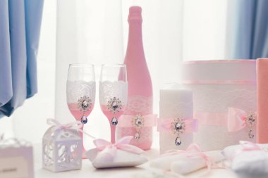 Düğün kadehleri ve sergide bir şişe şampanya..