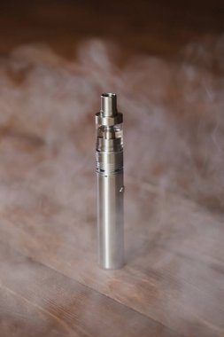 Tahta bir masada elektronik sigara. İç.