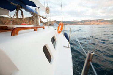 Dağlardan ve denizden manzarayı izle..