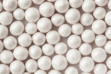 Şeker beyaz nane şekeri deseni siyah arkaplan.