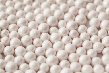 Şeker beyaz nane şekeri deseni siyah arkaplan.