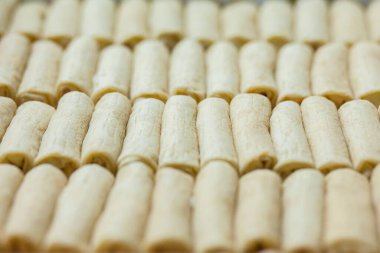 Fabrikada kreple doldurulmuş yarı bitmiş dondurulmuş ürünler..