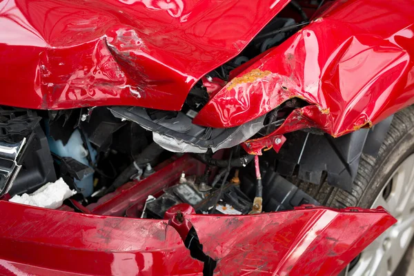 Fondo rojo del accidente de coche. Frente de coche rojo se dañan por accidente en la carretera . — Foto de Stock
