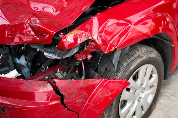 Fondo rojo del accidente de coche. Frente de coche rojo se dañan por accidente en la carretera . — Foto de Stock