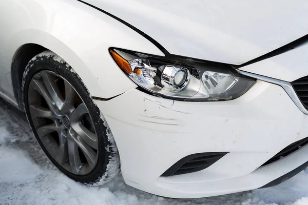 Daño de chapa metálica al coche blanco. Accidente de tráfico . — Foto de Stock