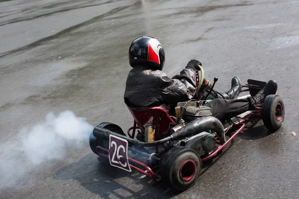 Karting - motorista no capacete no circuito de kart. — Fotografia de Stock