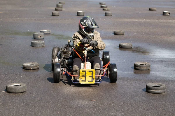 Karting - Fahrer mit Helm auf Kartbahn. — Stockfoto