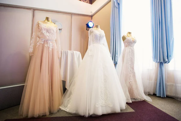 Svatební šaty prezentované na módní výstavě. — Stock fotografie