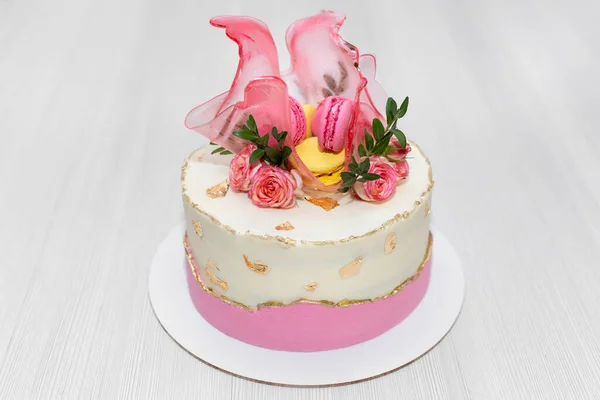 Schöne Torte mit Erdbeeren und Mandelplätzchen auf einem weißen Tisch. — Stockfoto