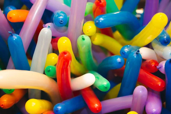 Balões coloridos com um divertido fundo de férias. — Fotografia de Stock