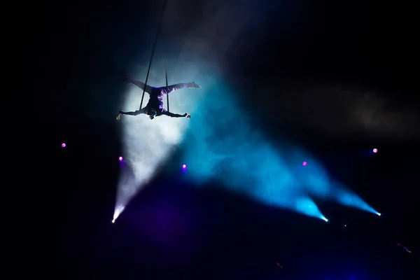 Circo. Ginastas de ar em telas. Panos. Artistas de circo. Voo sob a cúpula do circo. — Fotografia de Stock