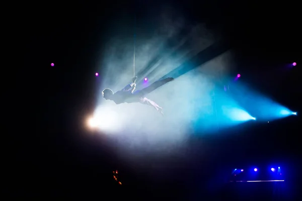 Sirk. Tuvallerdeki hava jimnastikçileri. Giysiler. Sirk sanatçıları. Sirkin kubbesi altında uçmak. — Stok fotoğraf