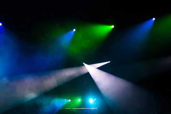 Belos holofotes de luz no circo em um fundo preto. — Fotografia de Stock