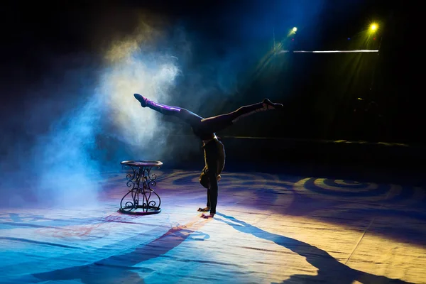 Akrobat sirkte zor bir numara yapar. — Stok fotoğraf