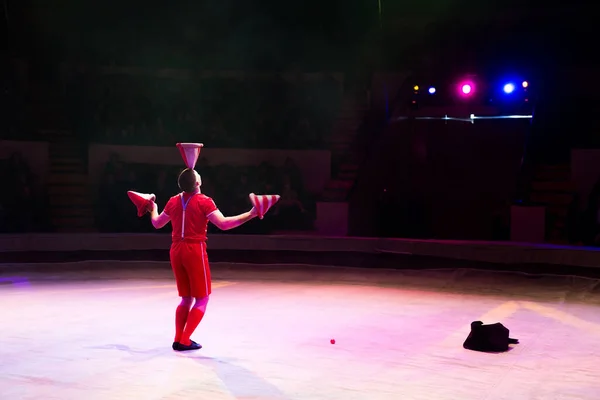 Acrobat voert een moeilijke truc uit in het circus — Stockfoto
