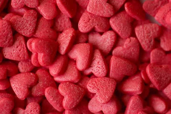Inimi mici de bomboane roşii, apropiate. Macro fotografie — Fotografie, imagine de stoc