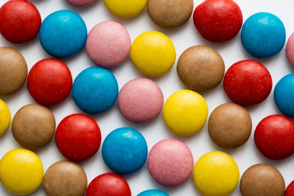 Close up of a pile of colorful chocolate coated candy, chocolate pattern, chocolate background. — Stock Photo, Image