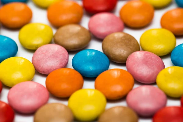 Close up de uma pilha de chocolate colorido revestido de doces, padrão de chocolate, fundo de chocolate . — Fotografia de Stock