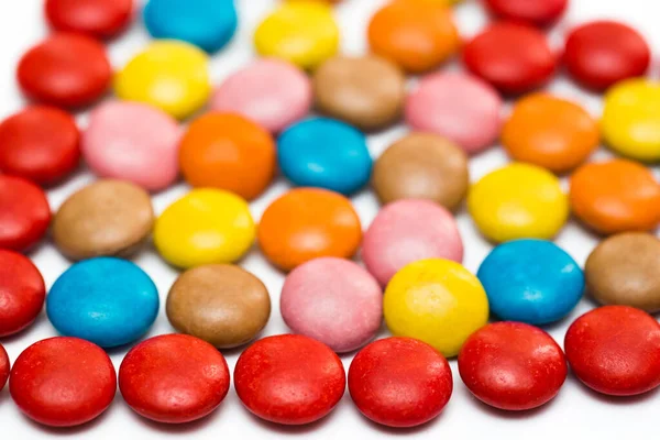 Primo piano di un mucchio di caramelle ricoperte di cioccolato colorato, modello di cioccolato, sfondo di cioccolato . — Foto Stock