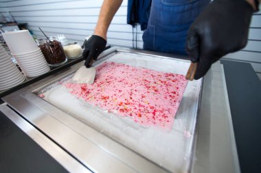 Dondurulmuş tavada kızartılmış dondurma. Sarılmış dondurma, el yapımı dondurma. Çelik soğutmalı kızarmış dondurma makinesi.