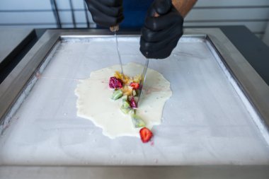 Dondurulmuş tavada kızartılmış dondurma. Sarılmış dondurma, el yapımı dondurma. Çelik soğutmalı kızarmış dondurma makinesi.