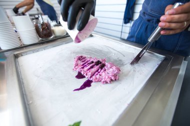 Dondurulmuş tavada kızartılmış dondurma. Sarılmış dondurma, el yapımı dondurma. Çelik soğutmalı kızarmış dondurma makinesi.