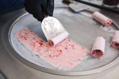 Dondurulmuş tavada kızartılmış dondurma. Sarılmış dondurma, el yapımı dondurma. Çelik soğutmalı kızarmış dondurma makinesi.