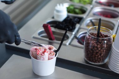 Dondurulmuş tavada kızartılmış dondurma. Sarılmış dondurma, el yapımı dondurma. Çelik soğutmalı kızarmış dondurma makinesi.